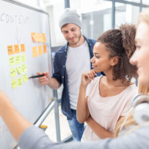 Este curso está diseñado para capacitar a los participantes en la creación y gestión de campañas publicitarias efectivas en Meta (Facebook e Instagram). A través de sesiones prácticas y teóricas, los participantes aprenderán a definir objetivos, segmentar audiencias, crear contenido atractivo y analizar resultados para maximizar el rendimiento de sus anuncios. Objetivos del Curso Comprender Meta Ads: Familiarizarse con la plataforma y sus herramientas. Estrategias de Publicidad: Desarrollar estrategias adaptadas a diferentes objetivos de marketing. Creación de Contenido: Aprender a diseñar anuncios visuales que capten la atención. Análisis y Optimización: Medir el rendimiento y ajustar campañas para mejorar resultados.